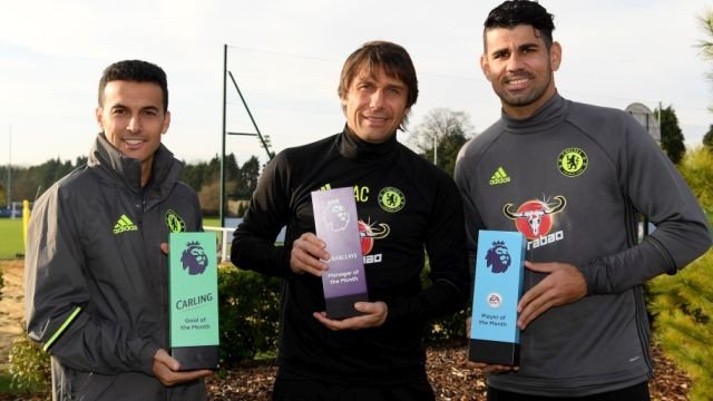 Chelsea forward Pedro (L) along with Antonio Conte (C) and striker Diego Costa pose with their awards