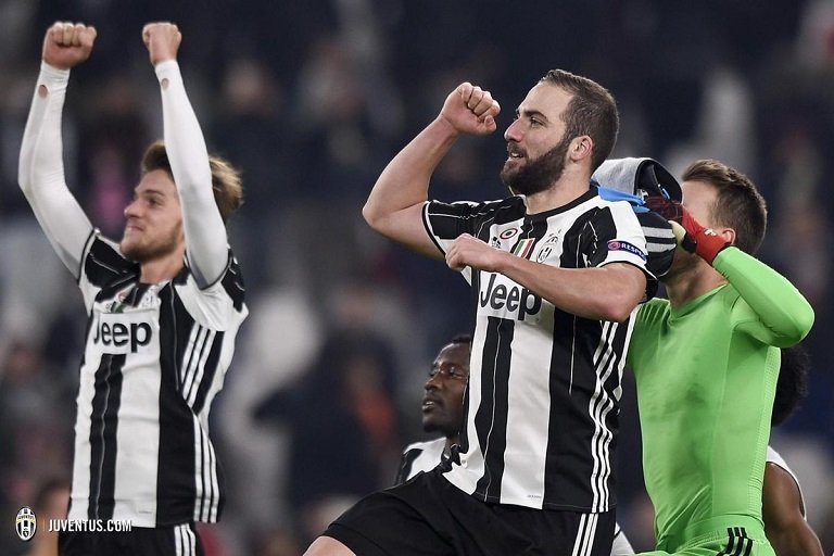 Juventus striker, Gonzalo Higuain joins his teammates to celebrate their feat
