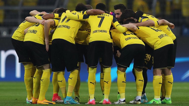 Borussia Dortmund players show unity before kick-off