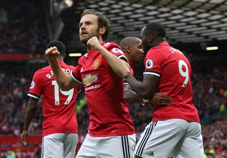 Man United players celebrate scoring a goal against Palace