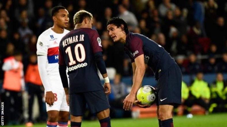 Neymar and Cavani try to decide who takes a penalty against Lyon