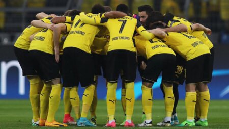 Borussia Dortmund players show unity before kick-off