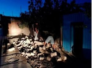 5.1m earthquake kills five, injure many in Peru Rescue workers assess collapsed adobe homes after a 5.1 magnitude earthquake struck Chongos Bajo in Peru's Andes region.