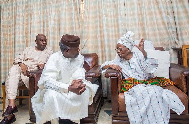 Prof Osinbajo having a tête-à-tête with Cheif Mrs Lucia Onabanjo