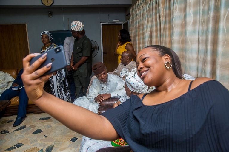 Selfie That: VP Osinbajo engages with the family of Chief Mrs. Lucia Onabanjo