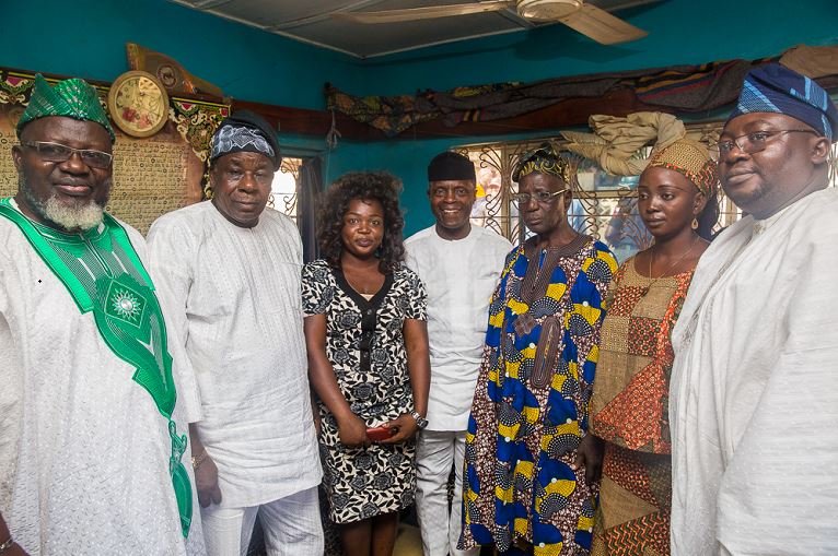 Vice President Yemi Osinbajo, SAN, continues Family Chats and Next Level engagement in Saki town, Oyo State, where he addresses excited crowd. He is accompanied by the Deputy Gov. Oyo state, Chief Moses Alake Adeyemo; Min. of Communication, Adebayo Shittu and APC Governorship Candidate, Adebayo Adelabu. Photos: NOVO ISIORO. 5th January, 2019.