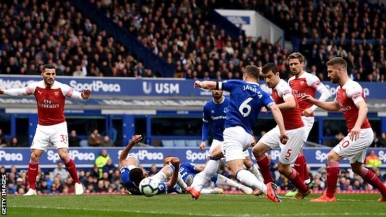 Jagielka scores as Everton beat Arsenal At 36 years and 233 days, Phil Jagielka is the oldest player to score in the Premier League this season