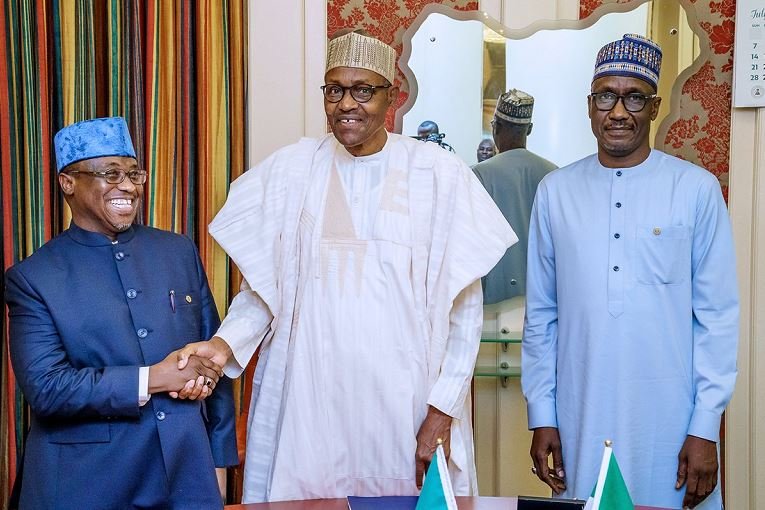 President Muhammadu Buhari shaking hands with Maikanti Baru as Mele Kyari looks on
