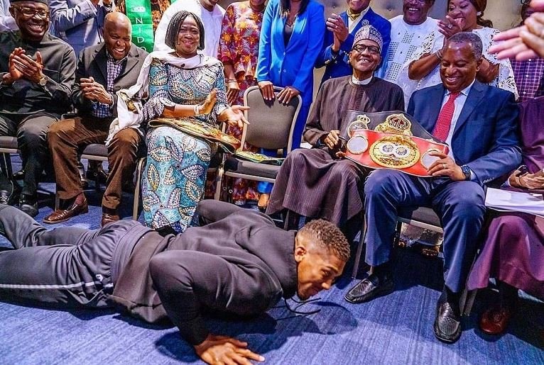 Anthony Joshua postrates for President Muhammadu Buhari when the two met in London on Saturday
