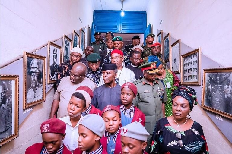 Vice President Yemi Osinbajo accompanied by Governor Ikpeazu and others at the National War Museum, Umuahia, Abia State