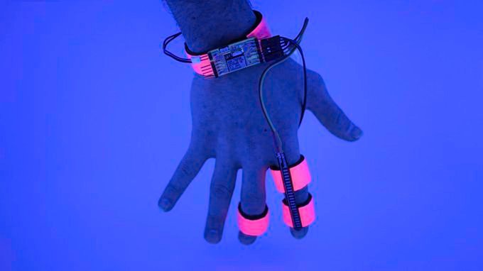 MIT develops sleep-tracking device that alters dreams The glove, named the Dormio, records users as they begin dreams before falling fully asleep - a state known as hypnagogia