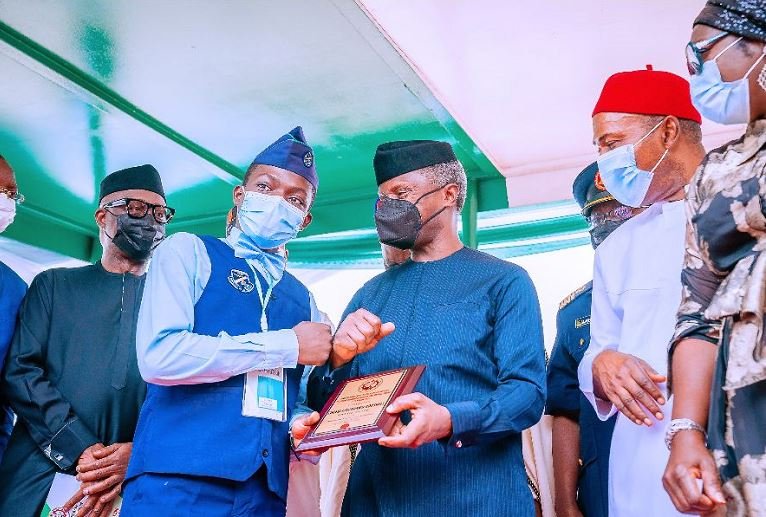 Vice President Yemi Osinbajo presents the First Place Prize to the winner of the 774 Young Nigerian Scientists Presidential Award Edeani Godswill at the 2021 Tech & Innovation Expo Research