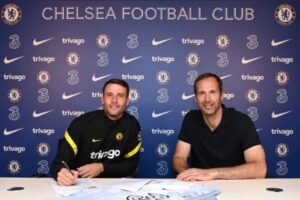 Bettinelli pictured with Petr Cech at his signing in Cobham