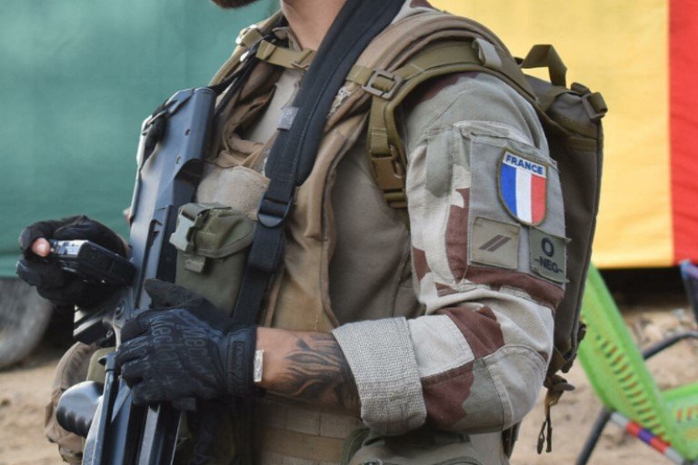 French troops kill Islamic State leader in Sahara – Macron French Soldier in Mali