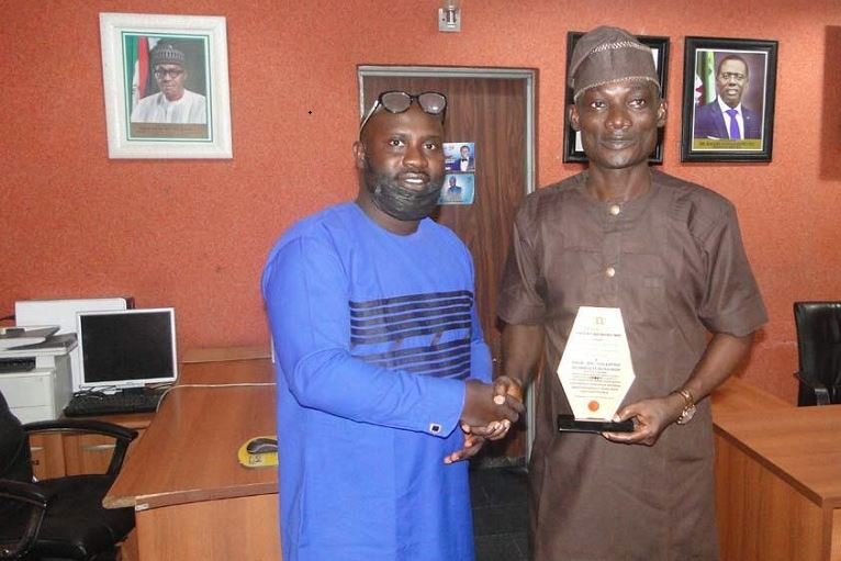 Comrade Bayo Adetu presenting the Newscarte Award to Hon Olusegun Idris, Chief of Staff to Amuwo Odofin LG chairman, Hon Valentine Oluwaseyi Buraimoh