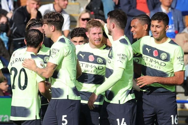 Manchester City's Kevin De Bruyne celebrates scoring their first goal with teammates