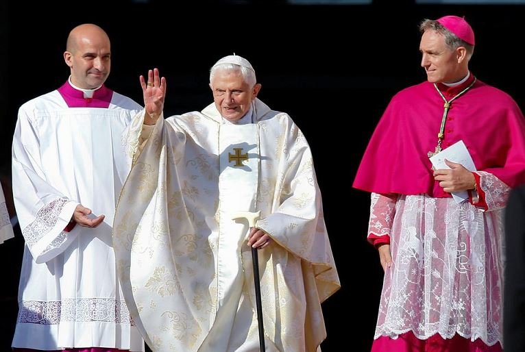 Emeritus Pope Benedict XVI waves as he arrives to attend a mass for the beatification of former pope Paul VI in St. Peter's square at the Vatican October 19, 2014
