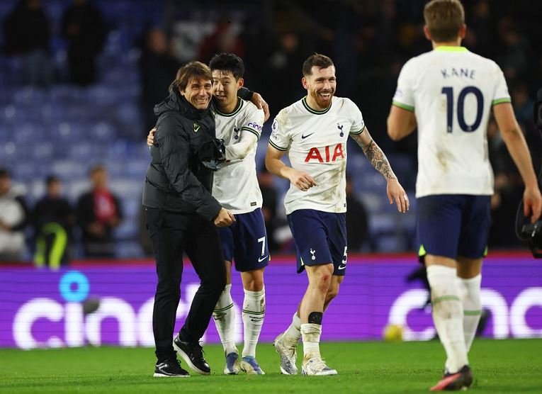 Kane, Son score as Tottenham thump Palace Antonio Conte and Son Heung-min celebrate after the match and Harry Kane