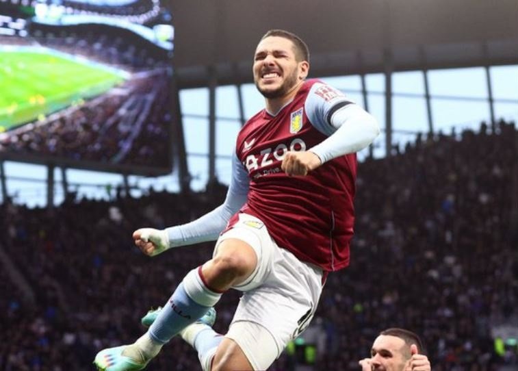 Aston Villa's Emiliano Buendia celebrates with John McGinn after scoring the first goal against Tottenham