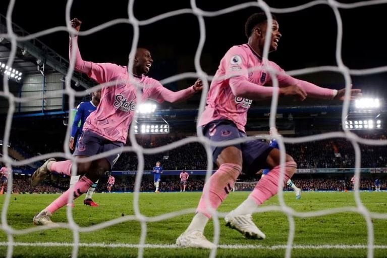 Everton's Abdoulaye Doucoure and Demarai Gray celebrate after Ellis Simms scores their second goal at Chelsea