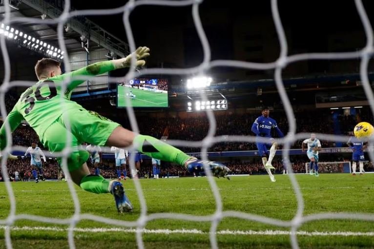 Substitute Noni Madueke converts from the spot to help Chelsea beat Crystal Palace at Stamford Bridge