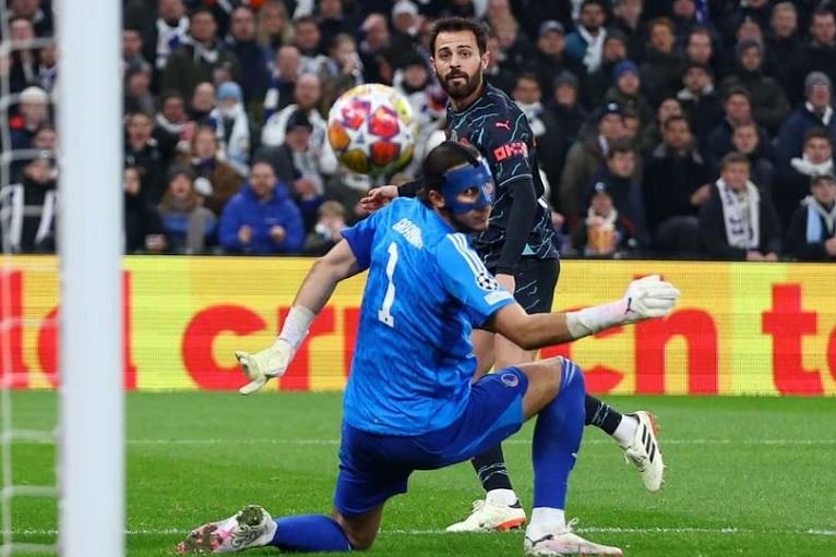 Manchester City's Bernardo Silva scores their second goal past FC Copenhagen's Kamil Grabara