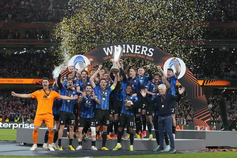 Atalanta players celebrate winning the Europa League Final 