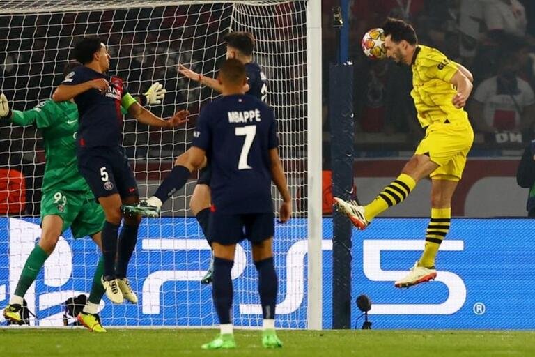 Mats Hummels scores for Dortmund