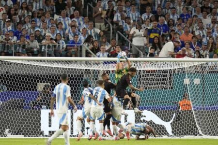 Martínez scores twice as Argentina beat Peru without Messi Martínez scores twice as Argentina beat Peru without Messi