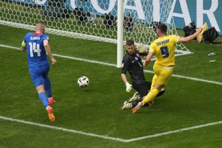 Yaremchuk scores late winner as Ukraine beat Slovakia