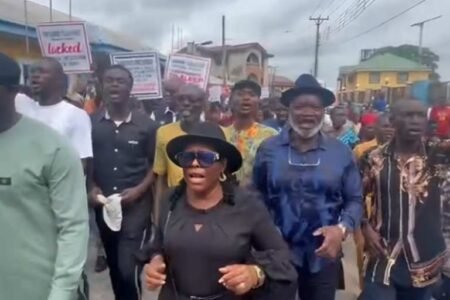 Former chairmen from 21 of Rivers State's 23 local government areas protested on Monday in their respective council regions. 