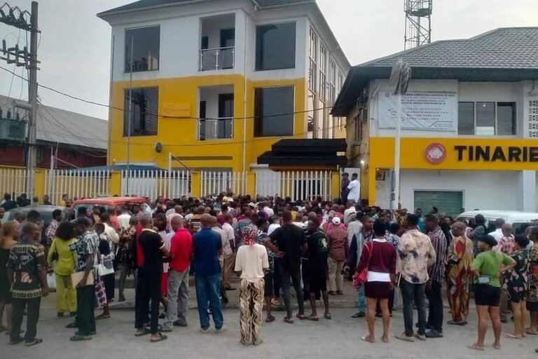 NIN: Nigerians flood MTN offices over blocking of lines NIN: Nigerians flood MTN offices over blocking of lines