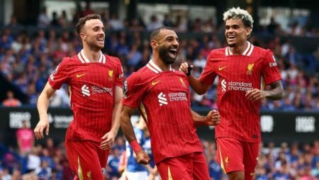 Liverpool beat Ipswich on opening day in Slot's first game