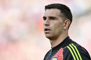 Chelsea to sign Villa goalkeeper Emi Martinez