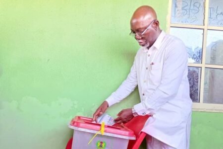 #OndoDecides2024: Aiyedatiwa votes at polling unit amid cheers