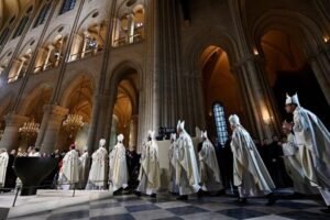 Notre Dame holds first mass after five-year restoration