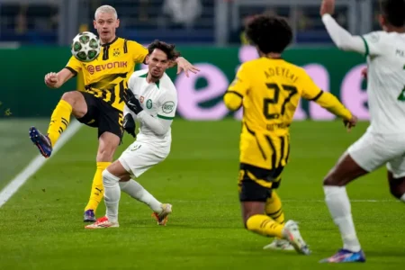 Dortmund ease into last 16 after Sporting draw