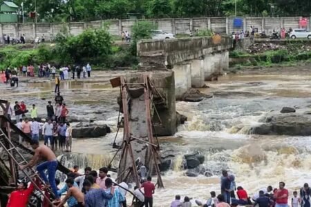 Bridge collapse kills two, injures many in India Two people have died after an iron bridge collapsed in western India, triggering a major rescue operation.
