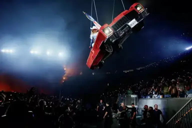Beyonce’s flying car malfunctions mid-air during houston concert Beyonce’s flying car malfunctions mid-air during houston concert