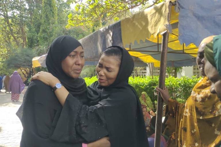 Buhari’s daughters weep as they arrive Daura for burial Buhari’s daughters weep as they arrive Daura for burial