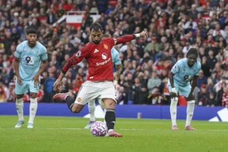 Fernandes’ late penalty saves Man United after Burnley scare Fernandes’ late penalty saves Man United after Burnley scare