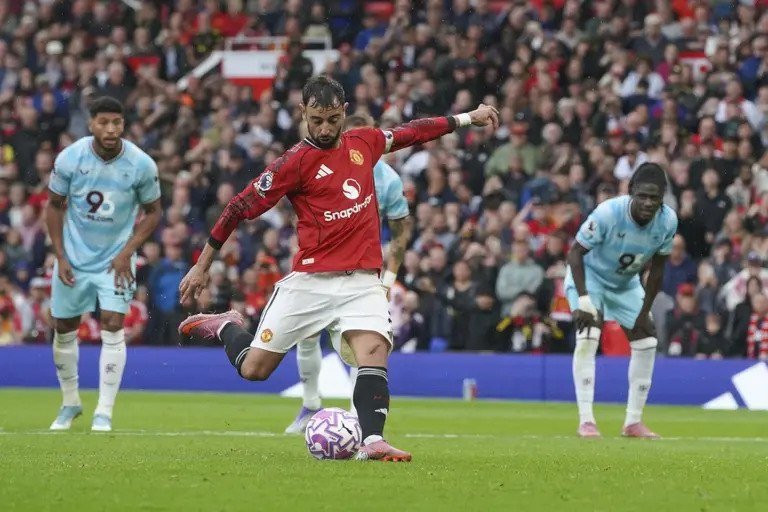 Fernandes’ late penalty saves Man United after Burnley scare