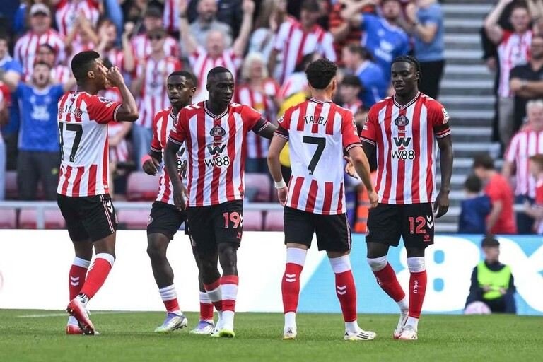 Sunderland end Arsenal’s winning run in 2-2 draw Sunderland humble West Ham to get Premier League return off to perfect start