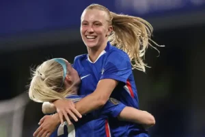 Chelsea begin WSL title defence with win over Man City