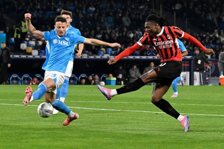 10-man AC Milan defeat Napoli in thrilling Serie A clash AC Milan announced their ambitions for the Serie A title on Sunday with a decisive 2-1 victory over Napoli, positioning them at the top of the standings even after playing more than half an hour with a man down.