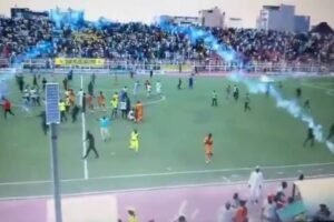 Irate Kano Pillars fans attack referee, Shooting Stars players after late equalizer