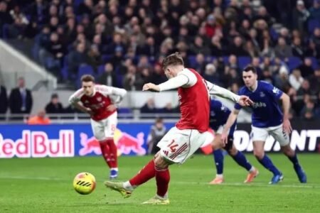 Arsenal return to the top with victory at Everton
