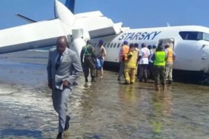 An airline in Somalia has praised its pilot for crash-landing his passenger plane, which had developed a technical malfunction, on the seashore near to the capital's international airport, saving all 55 people on board.