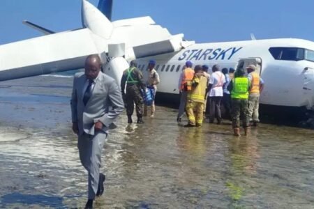 An airline in Somalia has praised its pilot for crash-landing his passenger plane, which had developed a technical malfunction, on the seashore near to the capital's international airport, saving all 55 people on board.