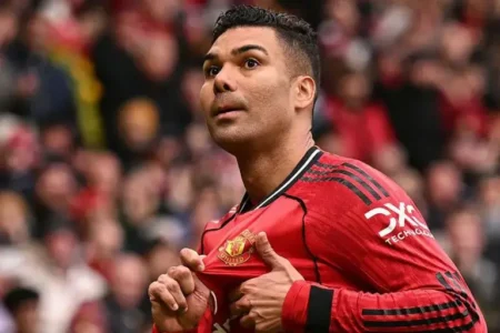 Man United beat Aston Villa 3-1 to boost top four hopes
